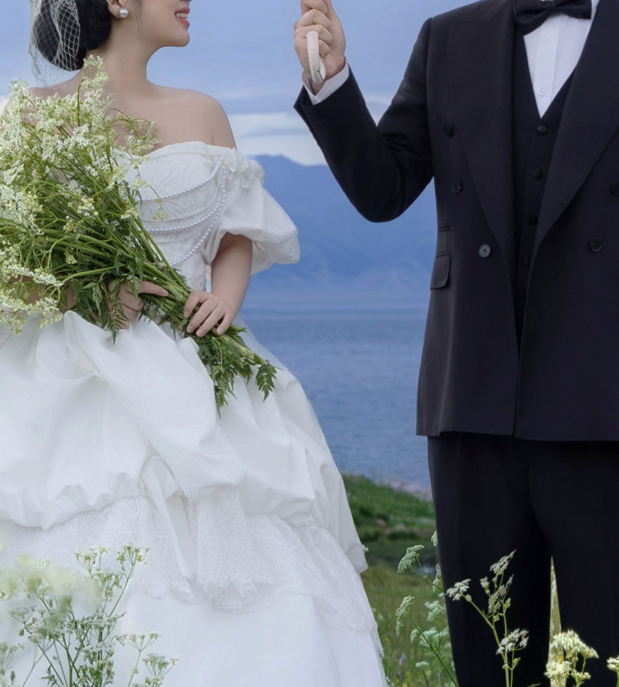 手捧野花的新娘与执伞的新郎