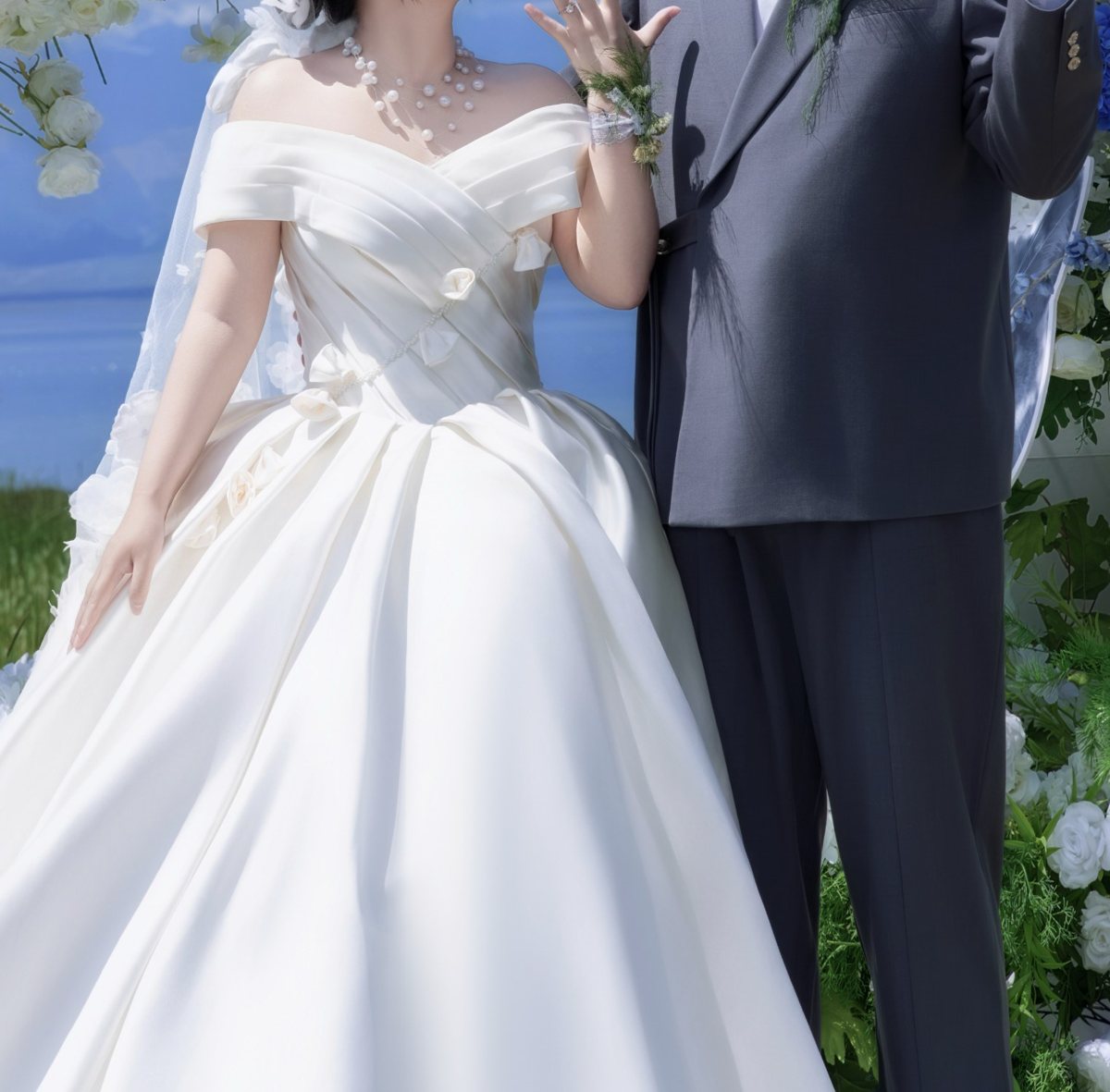戴着婚戒的手与珍珠项链